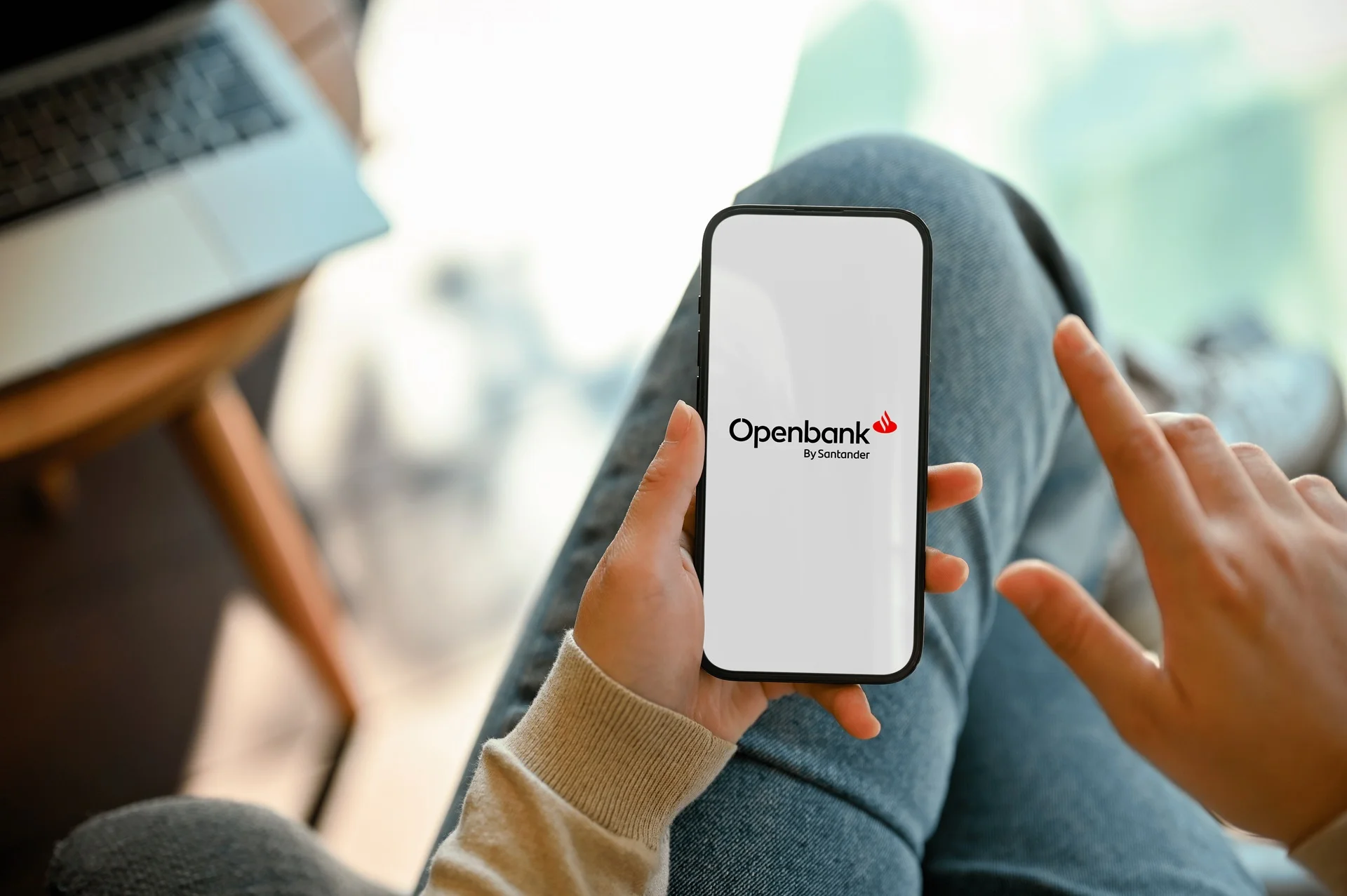 Persona usando la app de Openbank en su móvil