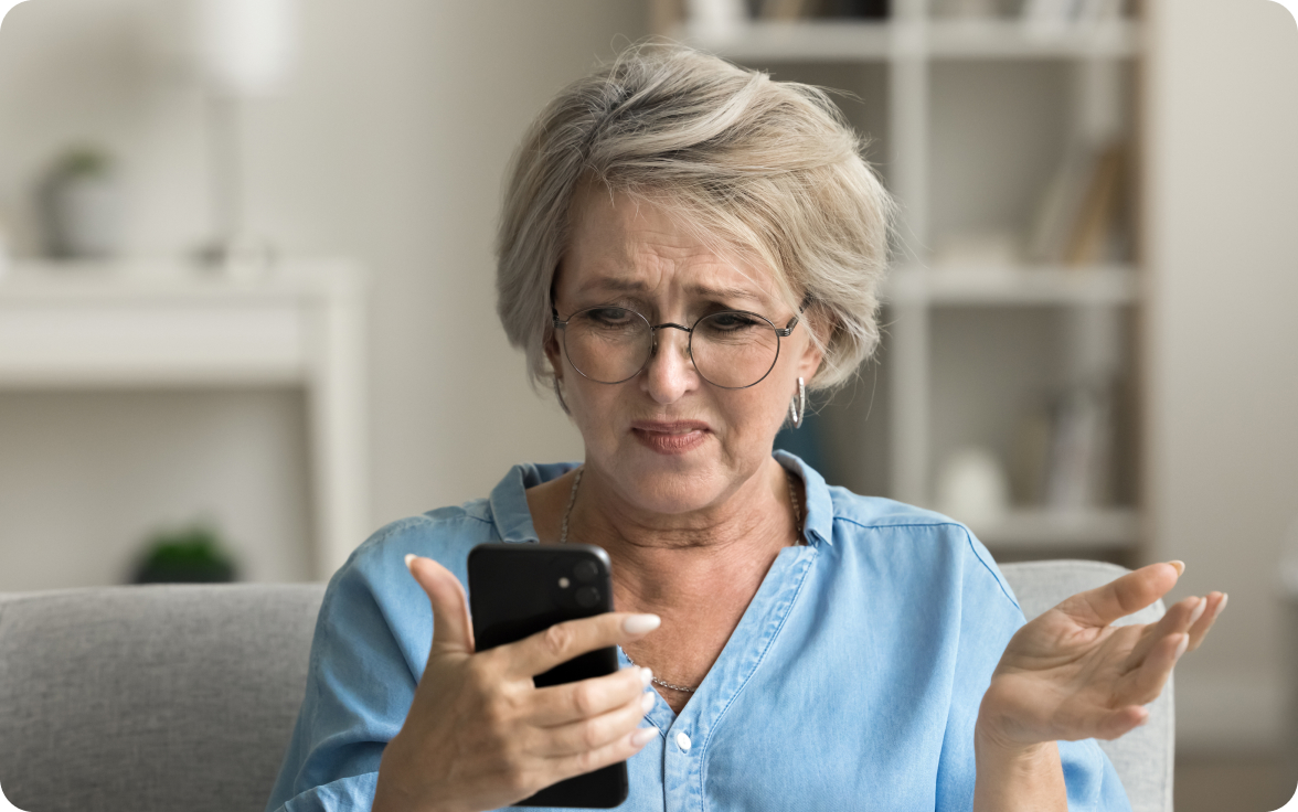 imagen mujer mirando el móvil